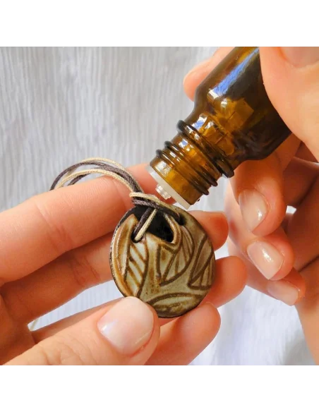 Colar Difusor Folha - SerEssencial - Aromaterapia